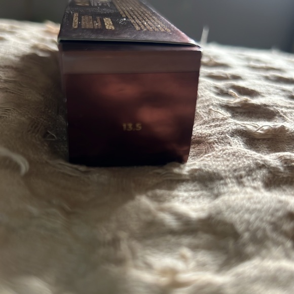 Hourglass Ambient Soft Glow Foundation- 13.5 - Picture 4 of 6